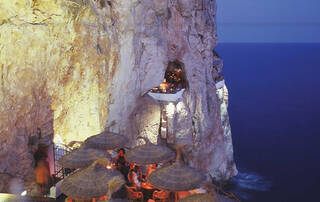 Ballare a Cova d'en Xoroi, la spettacolare discoteca nella roccia di Minorca