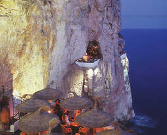 Ballare a Cova d'en Xoroi, la spettacolare discoteca nella roccia di Minorca