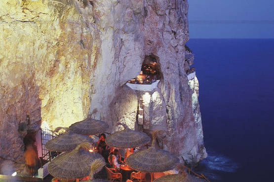 Ballare a Cova d'en Xoroi, la spettacolare discoteca nella roccia di Minorca