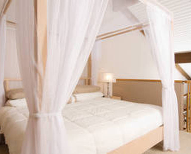 Un letto a baldacchino per un caldo abbraccio di intimità