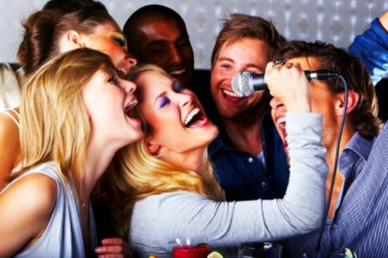 Una festa con gli amici e una gara canora, a base di musica e divertimento