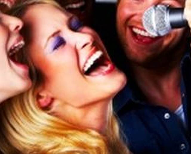 Una festa con gli amici e una gara canora, a base di musica e divertimento