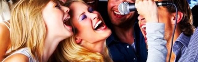 Una festa con gli amici e una gara canora, a base di musica e divertimento