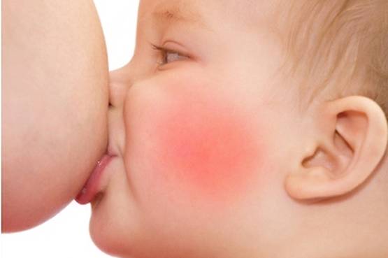 Bere tanto alcol rappresenta il bisogno del latte della mamma