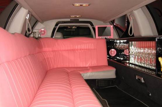Pink Limousine: una limousine tutta rosa per una Festa della Donna indimenticabile