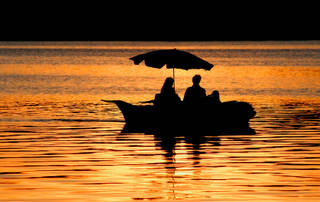 Una gita in barca a remi sul lago, voi due insieme