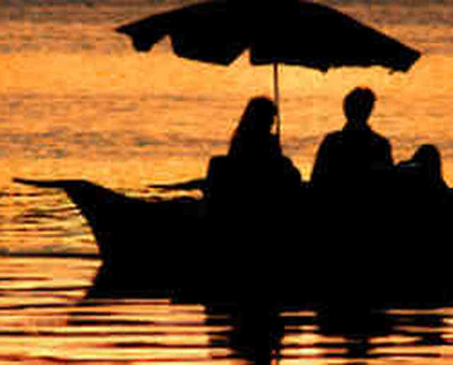 Una gita in barca a remi sul lago, voi due insieme