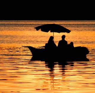 Una gita in barca a remi sul lago, voi due insieme