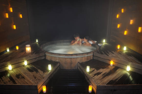 Mezzanotte alle terme: un romantico momento di relax in coppia