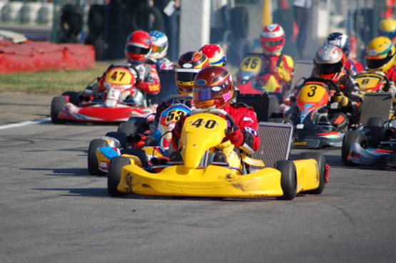 Una gara coi go-kart da veri professionisti, con telecamera e telecronista