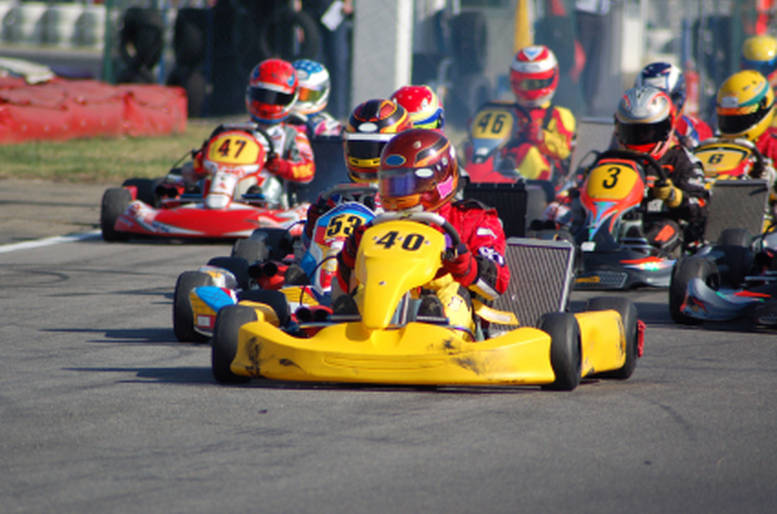Una gara coi go-kart da veri professionisti, con telecamera e telecronista