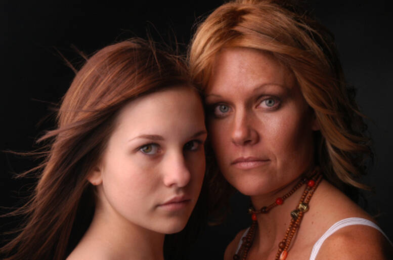 Quando una madre cerca di imitare la figlia, si comporta ancora da mamma?