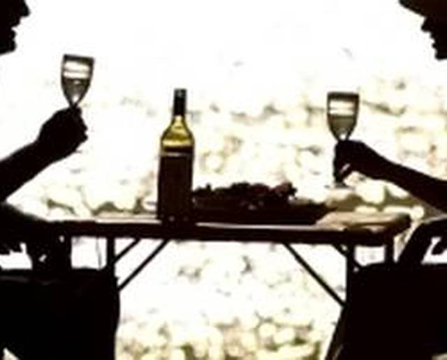 A cena a piedi nudi sulla sabbia