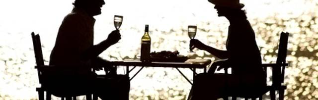 A cena a piedi nudi sulla sabbia