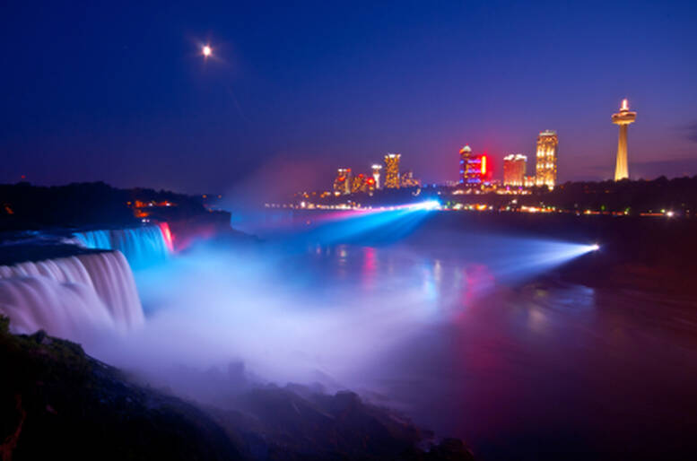 Una notte indimenticabile alle cascate del Niagara