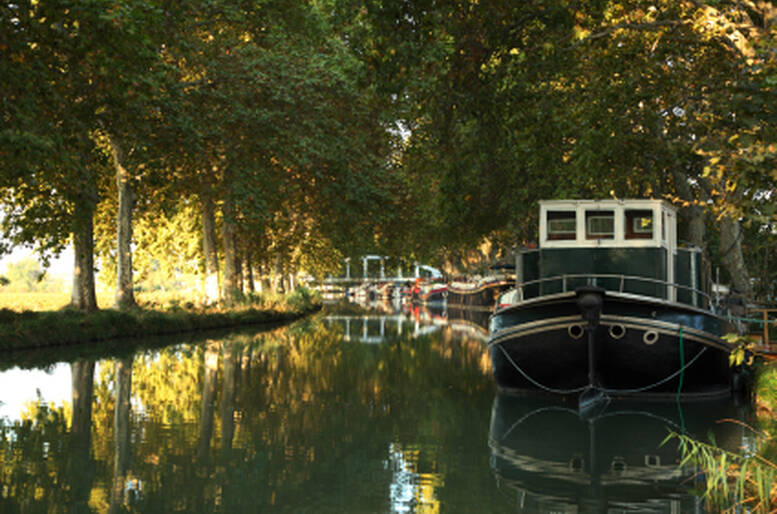 In houseboat tra le campagne francesi, senza bisogno di patente nautica