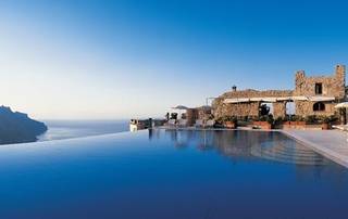 L'infinity pool dell'Hotel Caruso: una vista senza pari sulla costiera amalfitana