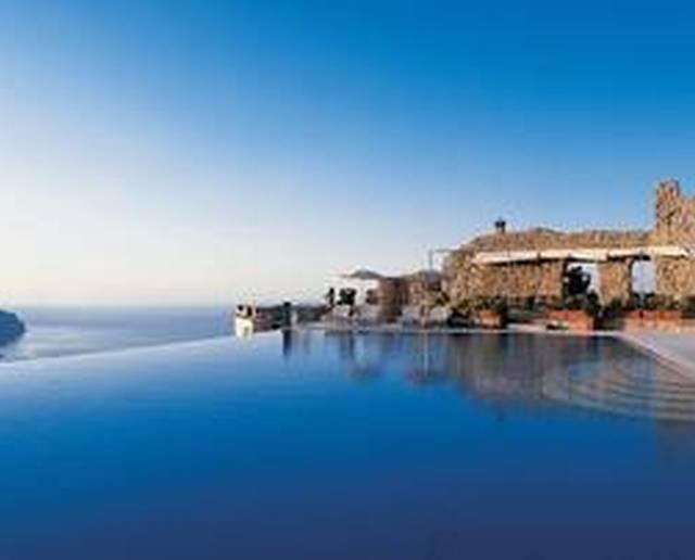 L'infinity pool dell'Hotel Caruso: una vista senza pari sulla costiera amalfitana