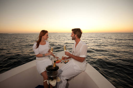 Una cena romantica in barca, tra le onde e le stelle