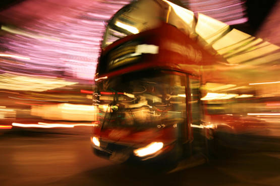 Un bus inglese a due piani per una festa davvero spassosa