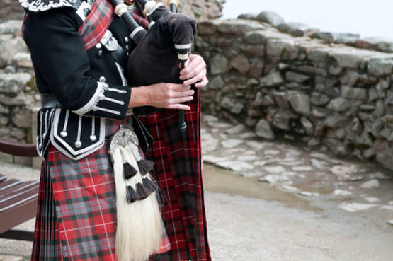 Un matrimonio folcloristico al suono della cornamusa