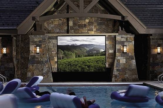 Tutta la magia del cinema, nel fresco di una piscina