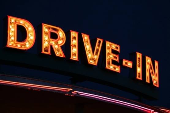 Guarda un film in un drive-in, come in Happy Days ma in Italia