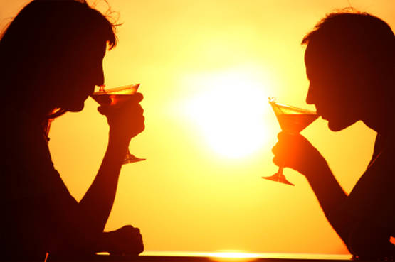 Il più romantico dei tramonti, sorseggiando un aperitivo con il tuo amore