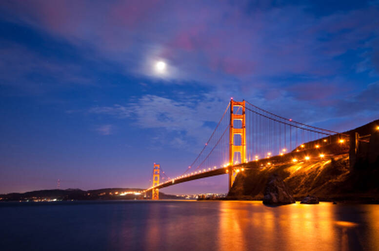 In battello di sera nella San Francisco Bay, sotto il Golden Gate e le sue mille luci