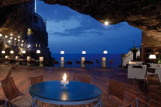 Una romantica cena a Grotta Palazzese, in una terrazza aperta sul mare