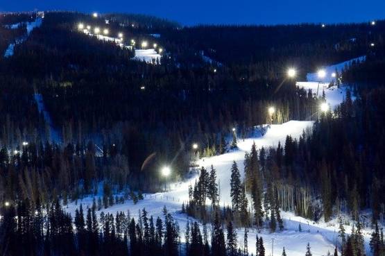 La magia di una sciata notturna, sotto lo sguardo della luna