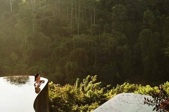 Un bagno vertiginoso a Bali, nelle doppie piscine dell'Ubud Hanging Gardens Hotel