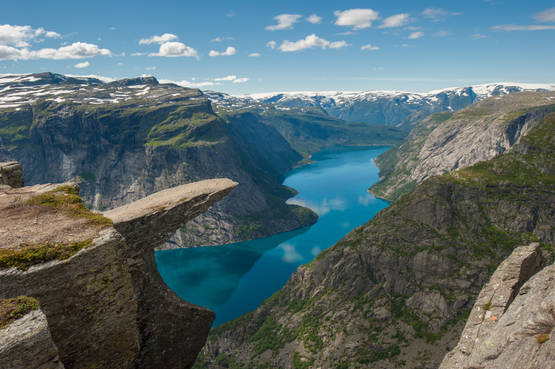 In Norvegia, per una emozionante passeggiata sul ciglio di un fiordo