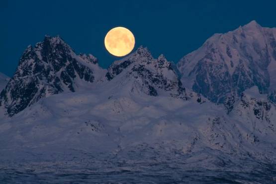 Una romantica cena sulla neve con la luna in cielo
