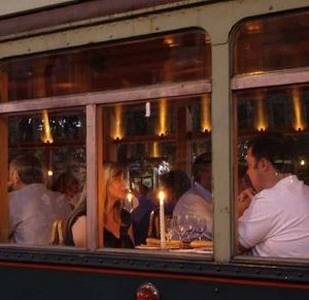Per prenotare una cena sul ristorante tram a Roma