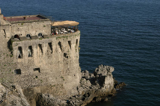 A cena in una splendida torre tra gli scogli della costiera amalfitana