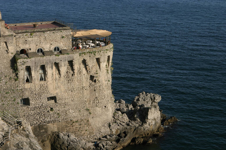 A cena in una splendida torre tra gli scogli della costiera amalfitana