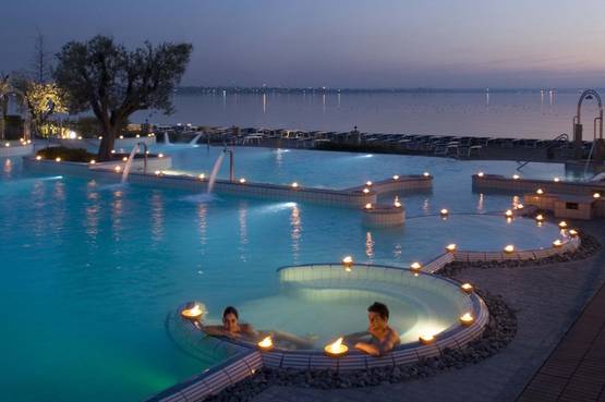 Nel calore delle terme di Sirmione, perdendo lo sguardo in un panorama da sogno