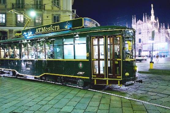 Un'elegante cena sul tram, per vivere la magia della notte in città