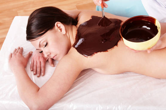 Massaggi con gusto: dalla cioccolatoterapia alla mieleterapia