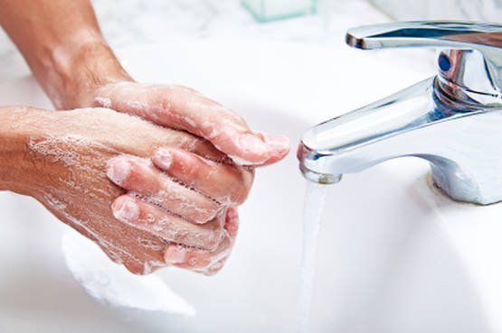 Lavarsi sempre le mani, controllare ripetutamente il gas: come i rituali ossessivi ci condizionano
