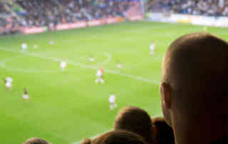 Perché il calcio piace così tanto agli uomini? È un simbolico orgasmo