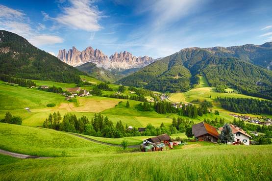 Un soggiorno tra i suggestivi paesaggi della Val di Funes, sotto le cime delle Dolomiti