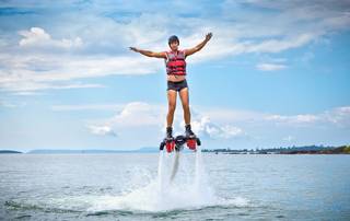 Vola come un uccello, nuota come un delfino: ecco il Flyboard