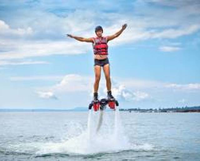Vola come un uccello, nuota come un delfino: ecco il Flyboard