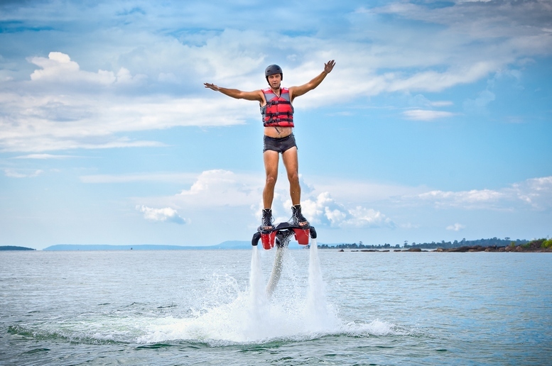 Vola come un uccello, nuota come un delfino: ecco il Flyboard