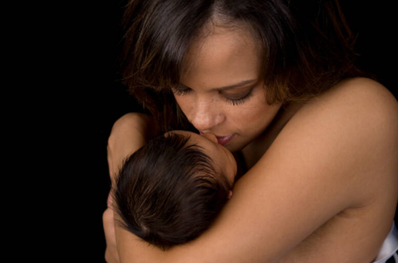 Baci il tuo bimbo sulla bocca? Se è molto piccolo è un gesto d'affetto, ma poi...
