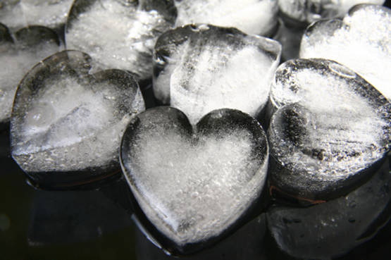 Viviamo le relazioni sempre di più con il cervello... ma il cuore dov'è sparito?