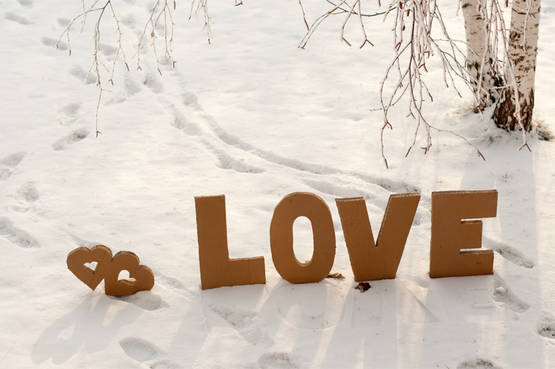 Un romantico messaggio d'amore scritto con le lettere in cartone
