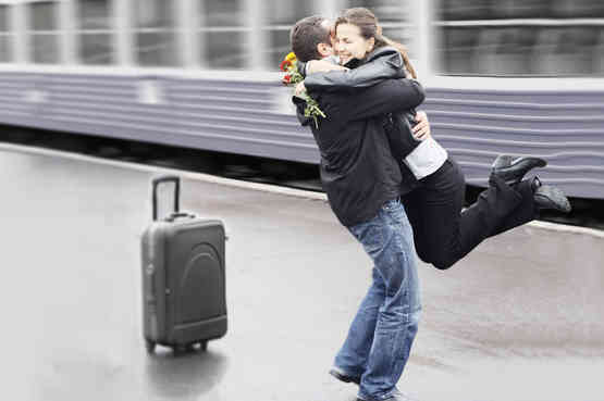 L'affettuoso incontro di una coppia dopo una periodo di lontananza